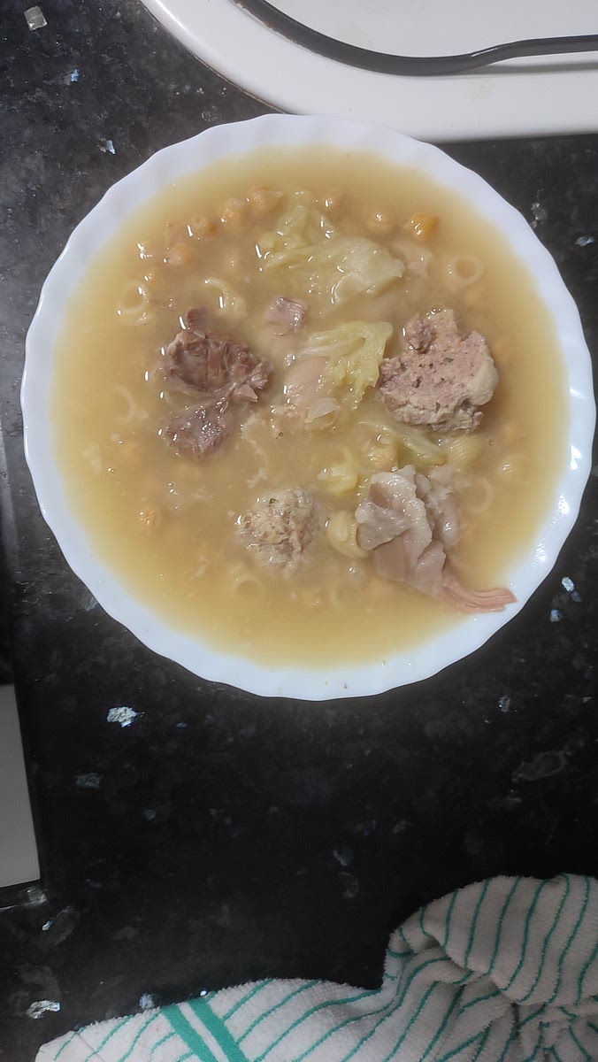 Cuidando de que no se quede sin caldo, acabamos nuestro cocido, separamos las raciones a consumir y en este caso agregamos col cocida aparte y unos galets ( tiburones o la pasta que prefieras)