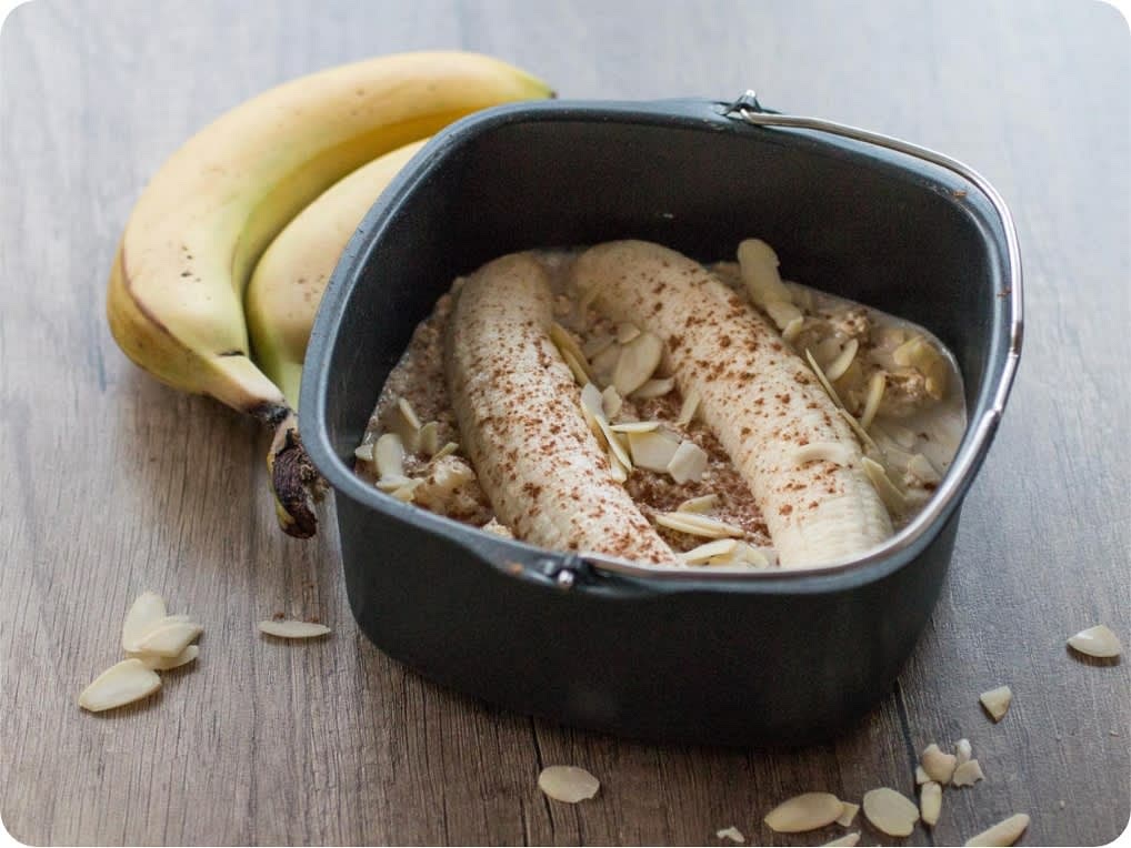 Add the rolled oats, almond drink and cinnamon into the baking accessory of the Airfryer. Peel the bananas, cut halfof them into small pieces and mix with the oats. Halve the rest of the bananas and place on top of the oats. Sprinkle with cinnamon and almond flakes on top.