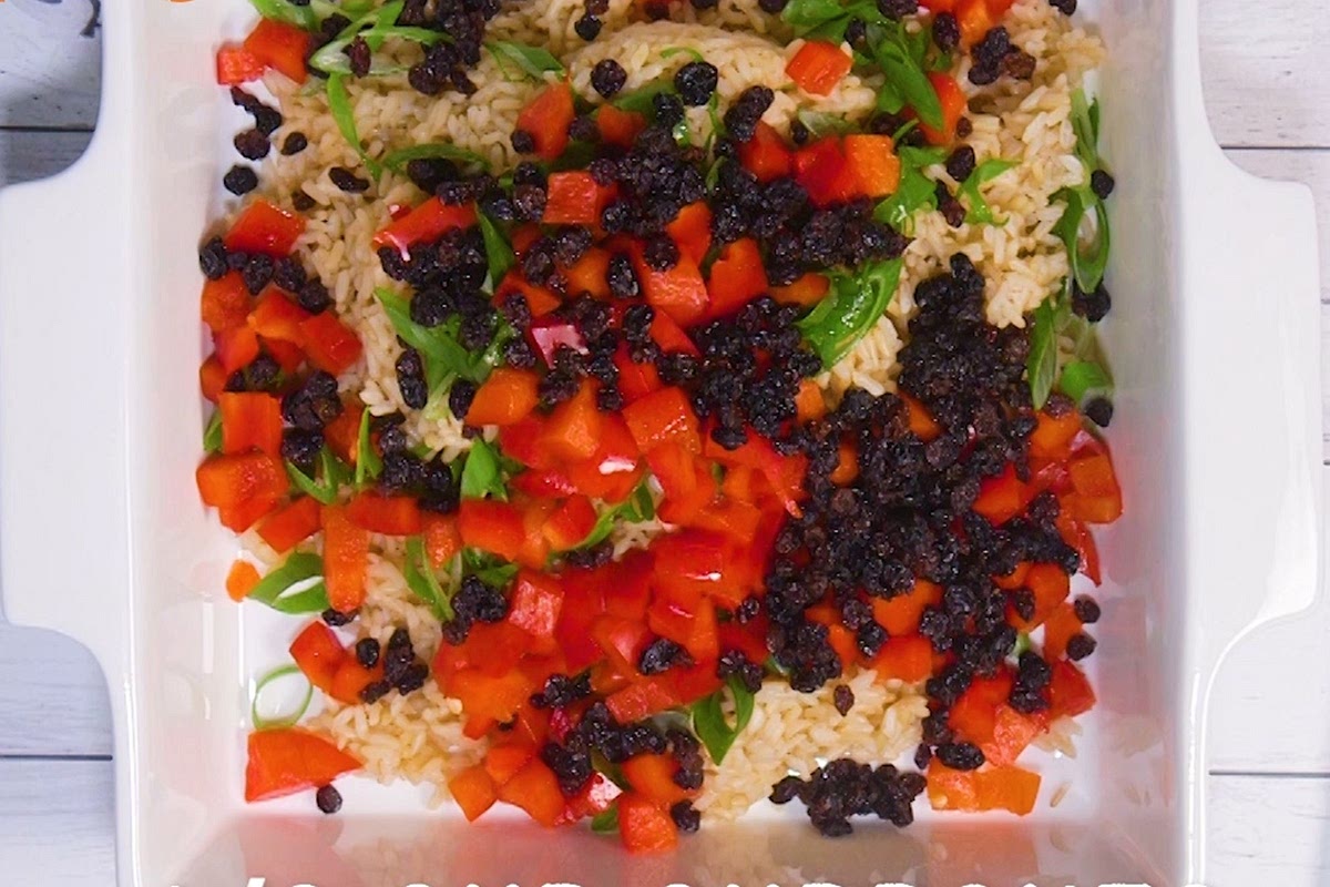 Place the rice, sliced spring onions, diced capsicum, currants and seeds In a large salad bowl, then toss to mix.