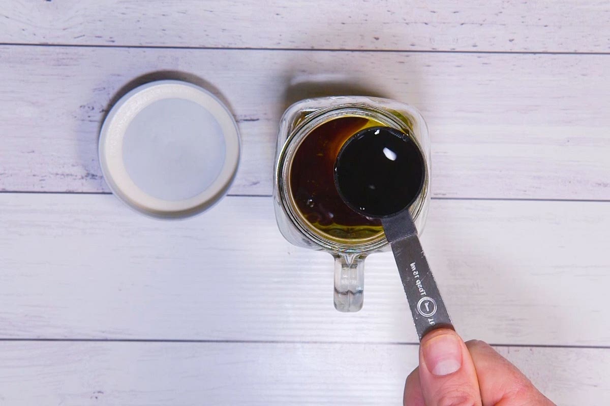 In a screw-top jar, add the sunflower oil, soy sauce, lemon juice and garlic.