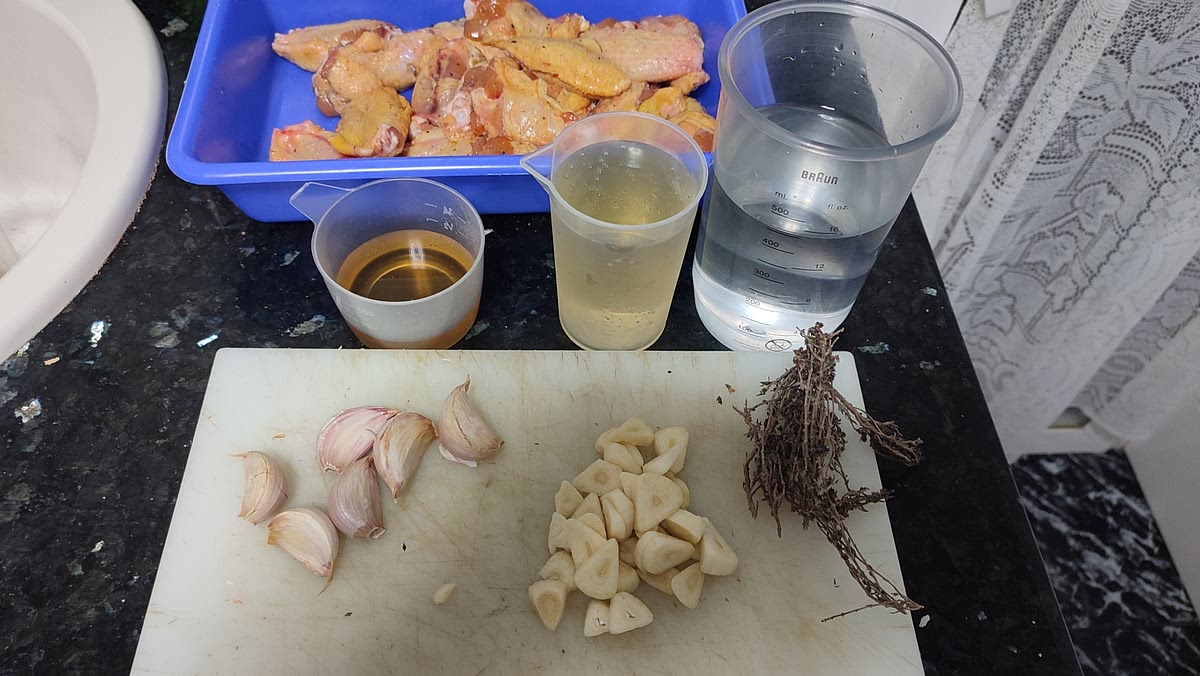 Preparamos ingredientes, ajos laminados gruesos, así los tendremos presentes en el enplatado.