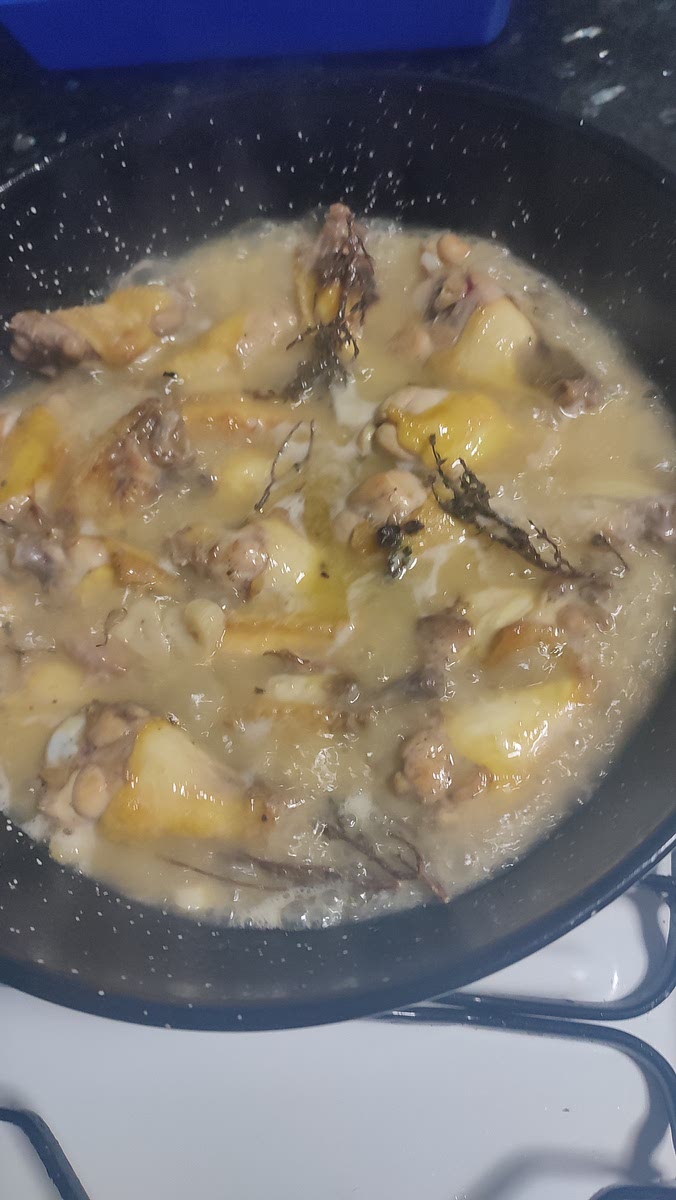 Freimos por los dos lados, al darles la vuelta ya incorporamos los ajos laminados y antes que se doren incorporamos vino y vinagre y rama tomillo.