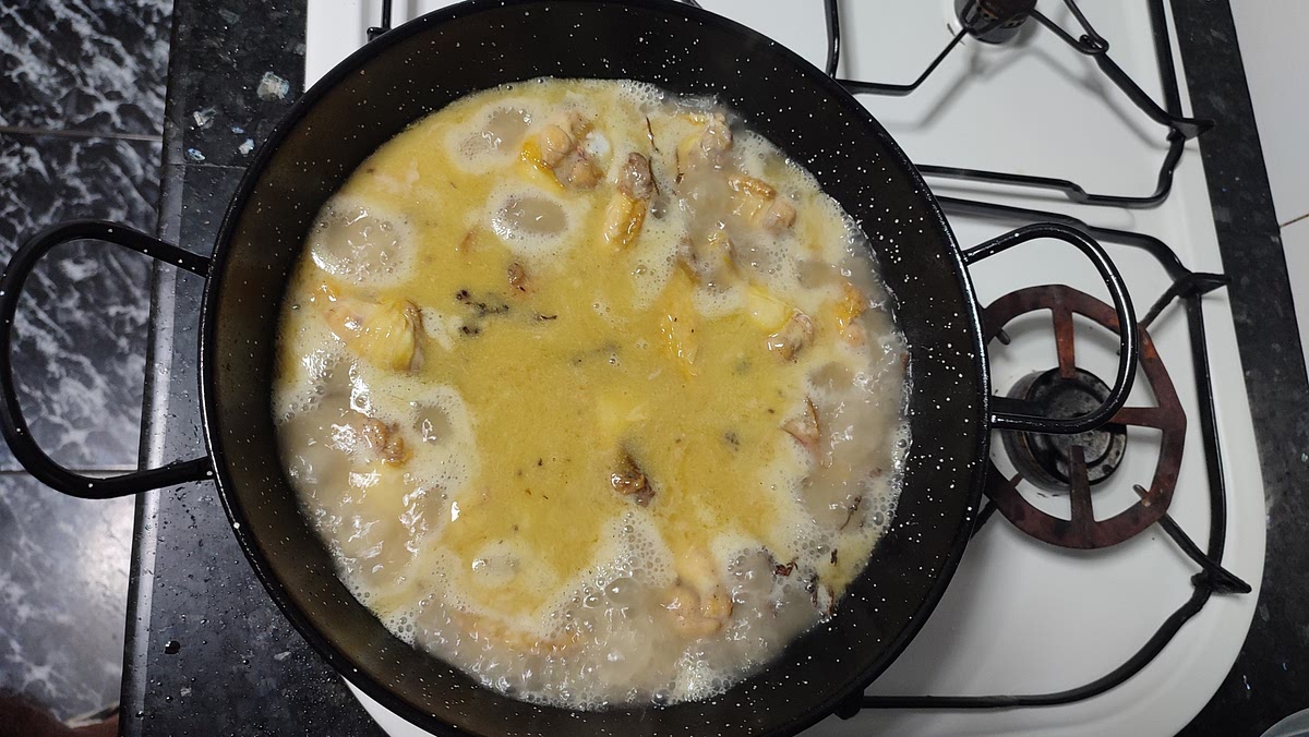 Dejamos reducir alcohol a fuego vivo y agregamos el agua y dejamos cocinar 30 minutos