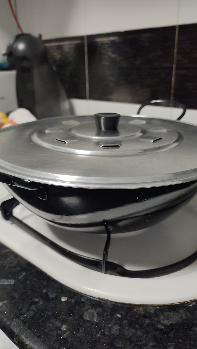 Fuego lento durante 30 minutos aproximadamente ( se puede tapar los primeros 15 y después gestionar para que quede salsita (aceitito)..... Destapado para que evapore, más fuego o!!! Más agua..... A los 20 minutos probar para sal