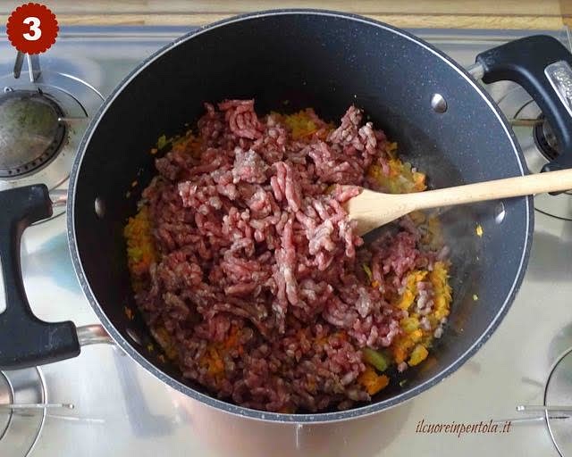 Aggiungi la carne, separandola al meglio. Vai a fiamma viva e lascia rosolare per 10-15 minuti, mescolando senza che si attacchi e cuocendo bene il sopra.