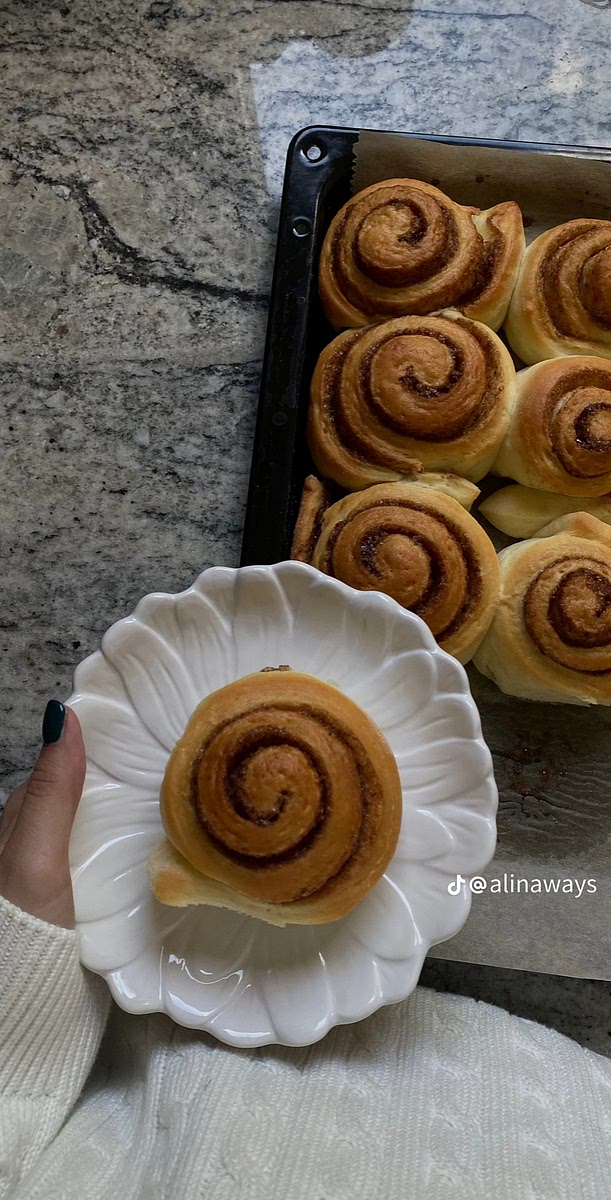Bake your cinnamon buns at 180°C for about 20 minutes.