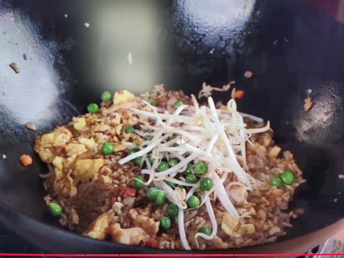 Add frozen peas and bean sprouts. Mix.