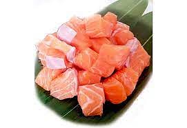 Chop 200 grams of salmon into cubes, then put the cubes into a bowl and season with salt and pepper.