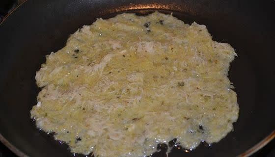 Na rozohriatom oleji alebo domácej masti vytvoríme z cesta placku a z oboch strán opečieme pekne dozlatista.