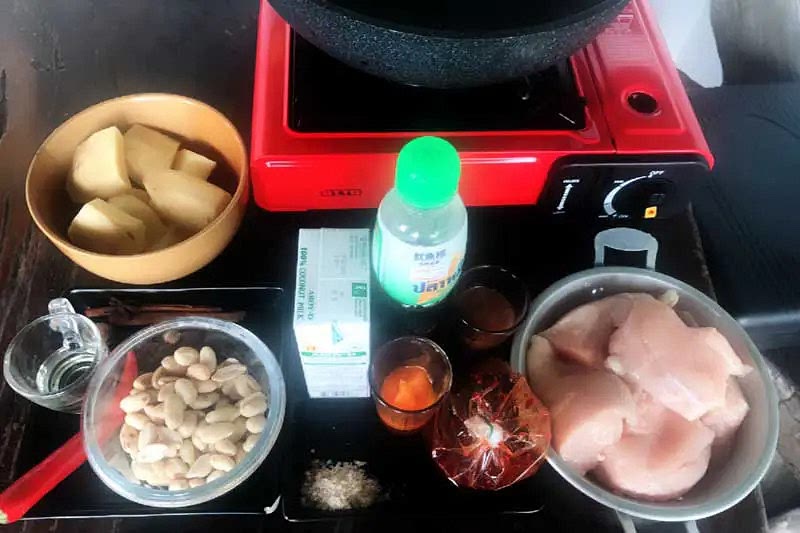 Boil the potato chunks and peanuts in a saucepan until cooked.