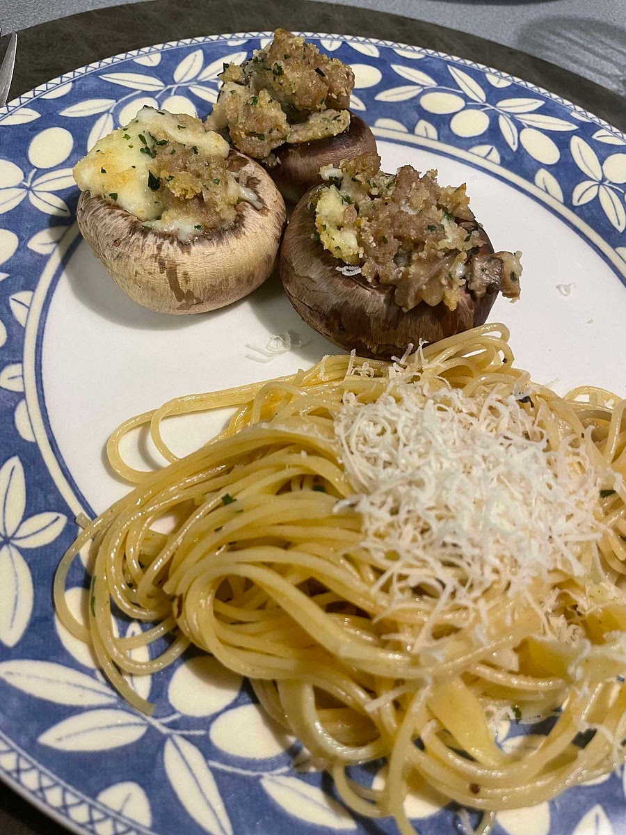 Serveer champignons (3 a 4 pp) met pasta. Werk af met peterselie.