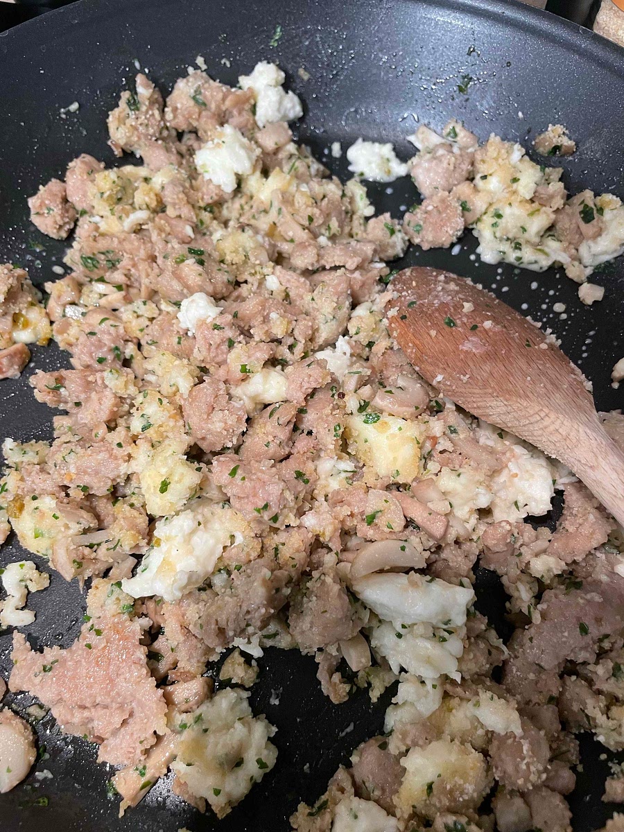 Zet bij het gehakt: mozarella brokkels, paneermeel, nog extra kruiden indien nodig.