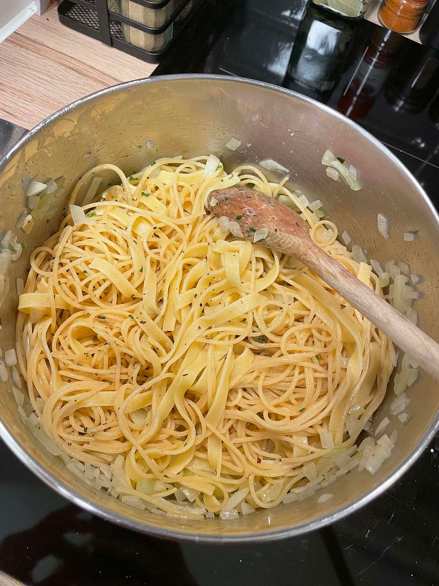 Ketel van de pasta: olijfolie, bak er ajuin in.