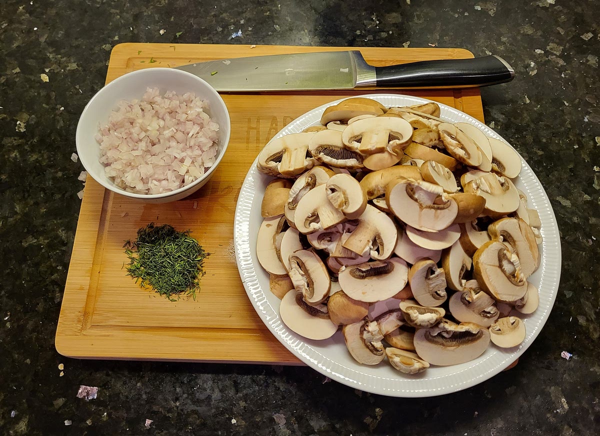 Snij de sjalotjes in kleine stukken en snij de kastanjechampignons in plakjes. Haal de tijm van de takjes. Kook ook alvast water met zout voor de linguine.