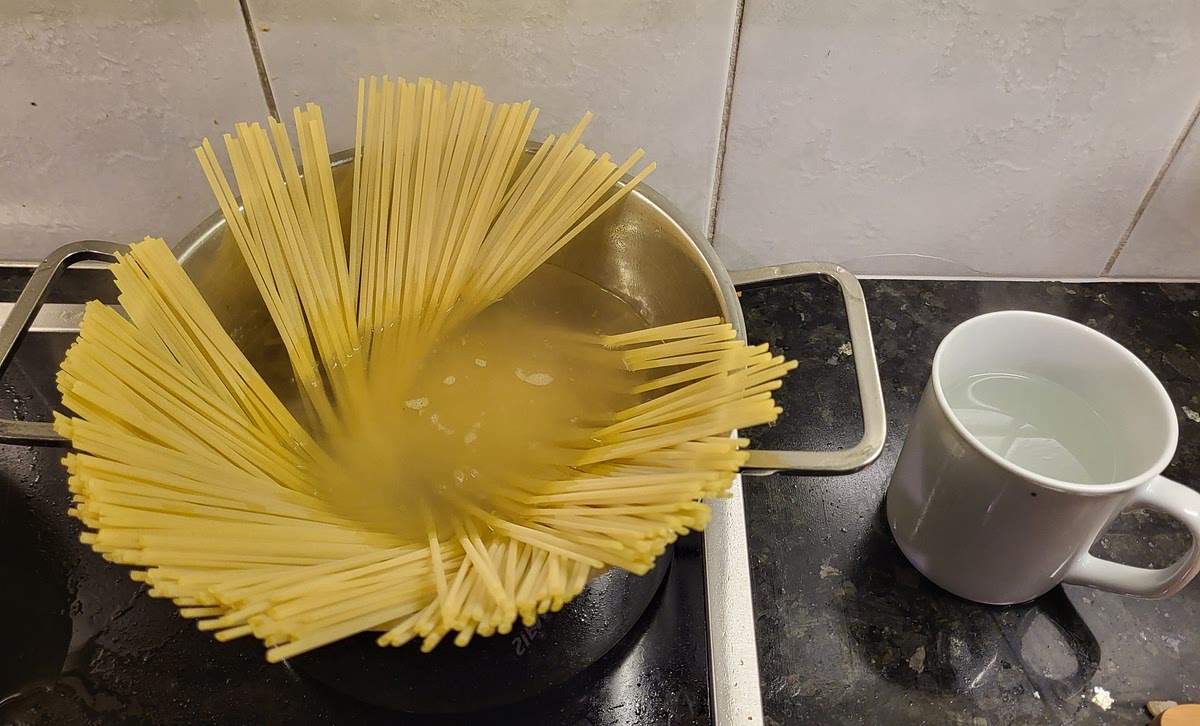 Doe de pasta in het water en kook het volgens de verpakking al dente. Haal halverwege één kopje pastawater uit de pan en bewaar voor later.