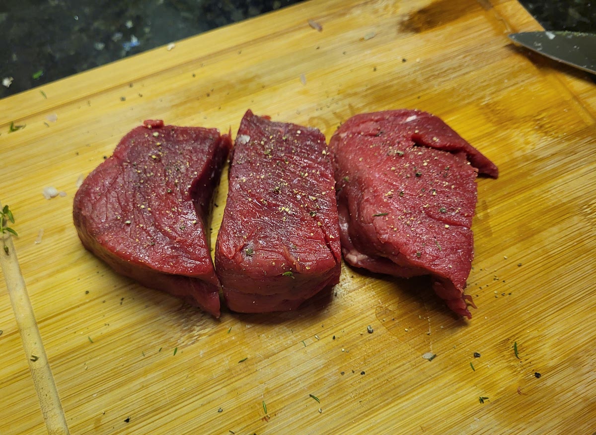 Doe in een andere pan een beetje olie en verwarm het op heet vuur. Breng de biefstuk op smaak met zout en peper.