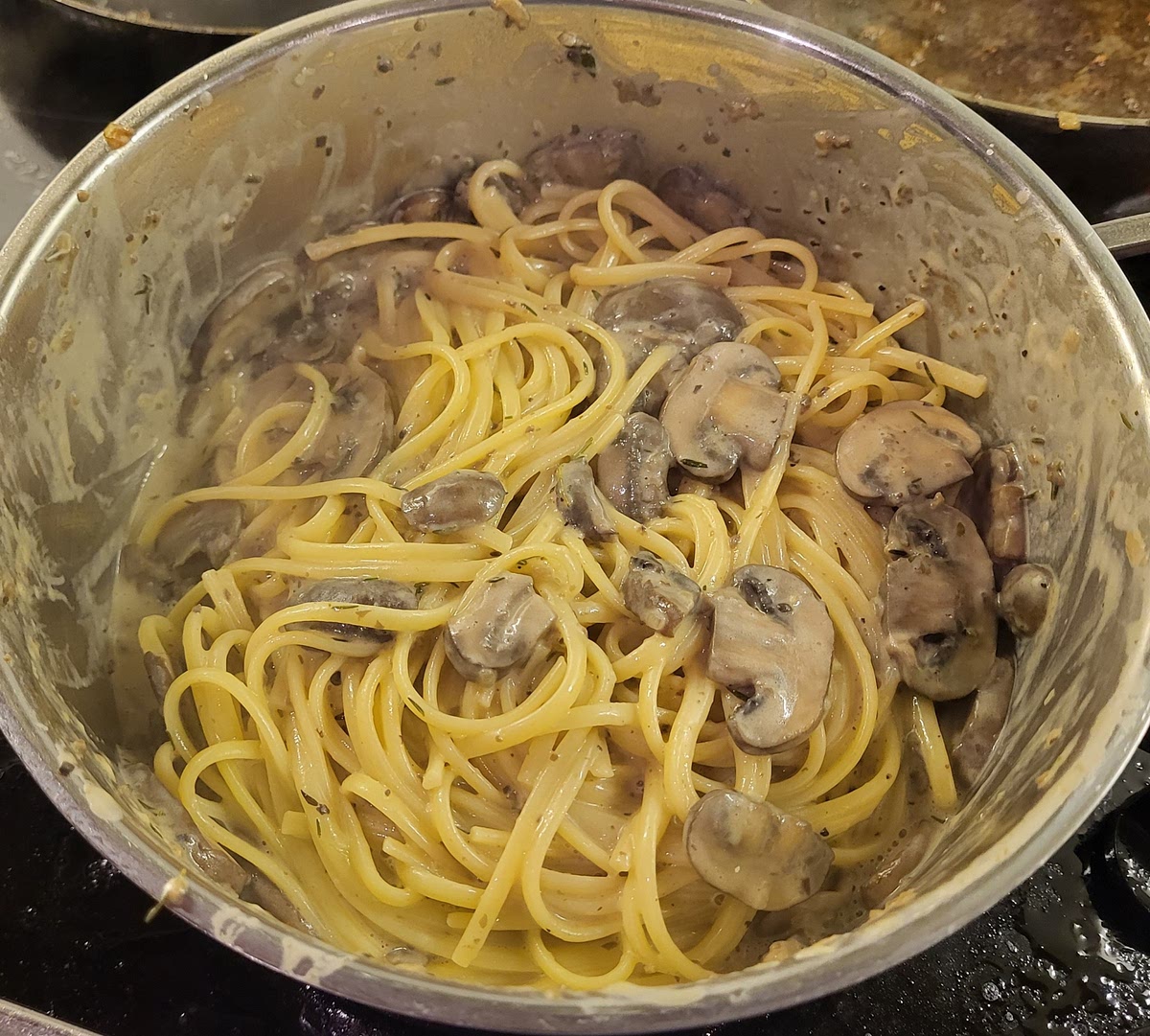 Breng de saus op smaak met zout en peper. Voeg vervolgens de gekookte pasta toe en roer goed. Voeg de parmegiano reggiano toe. Voeg daarna pastawater toe totdat de saus de gewenste dikte heeft.