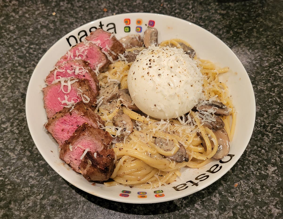 Serveer de pasta op warme borden. Snij de biefstuk in plakjes en leg op de borden. Leg de burrata in het midden en maak het af met een beetje parmegiano reggiano en peper.
