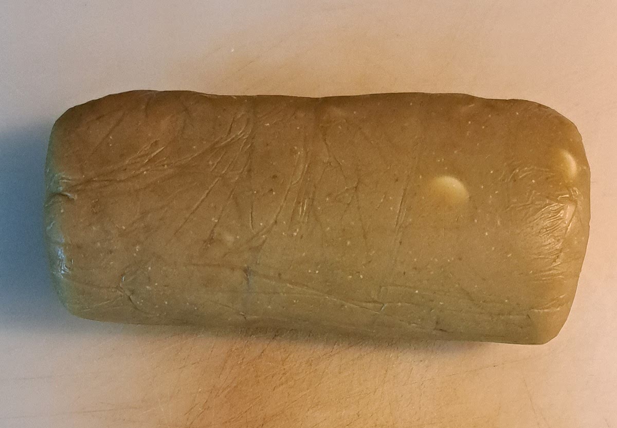 Former des boudins d'environ 5 cm de diamètre en les roulant de travail et en fermant les bouts par un nœud