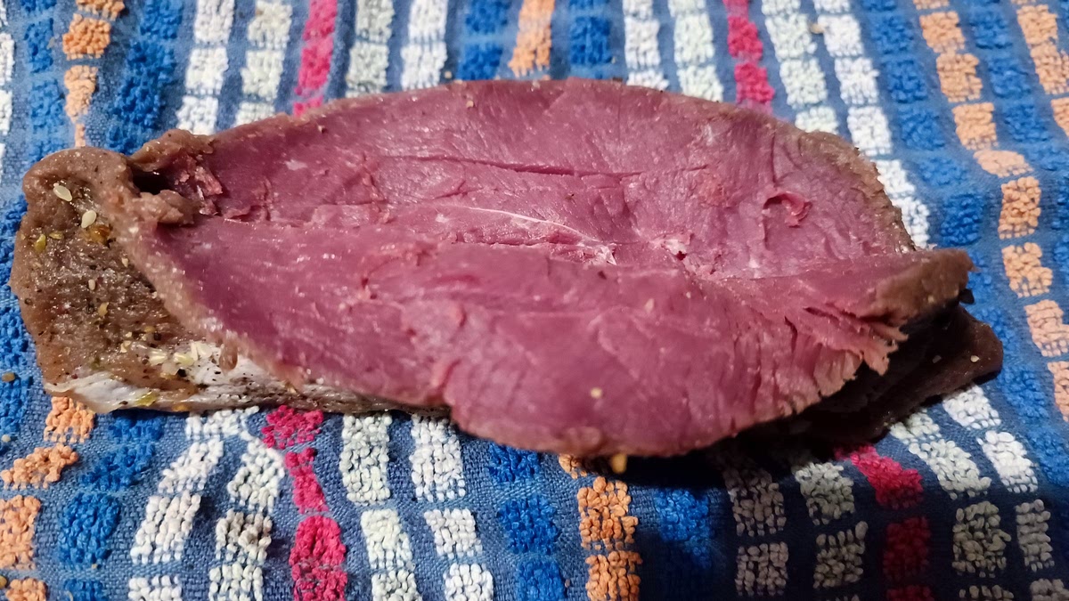 Couper le filet mignon sur la longueur en deux (pas entièrement), puis tailler un peu les moitiés
