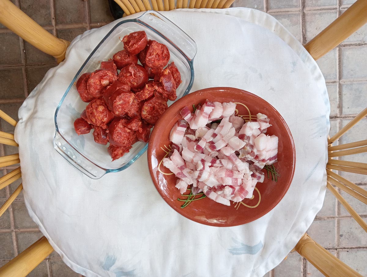 cortamos el tocino en tiras pequeñitas (como de un meñique) y el chorizo en rodajas finitas.