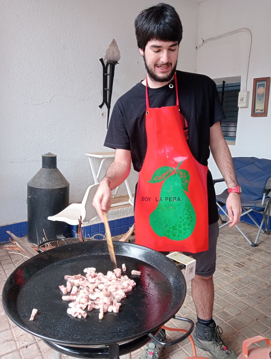 Echamos el tocino y que se desaga hasta que tenga un poco de caldo.