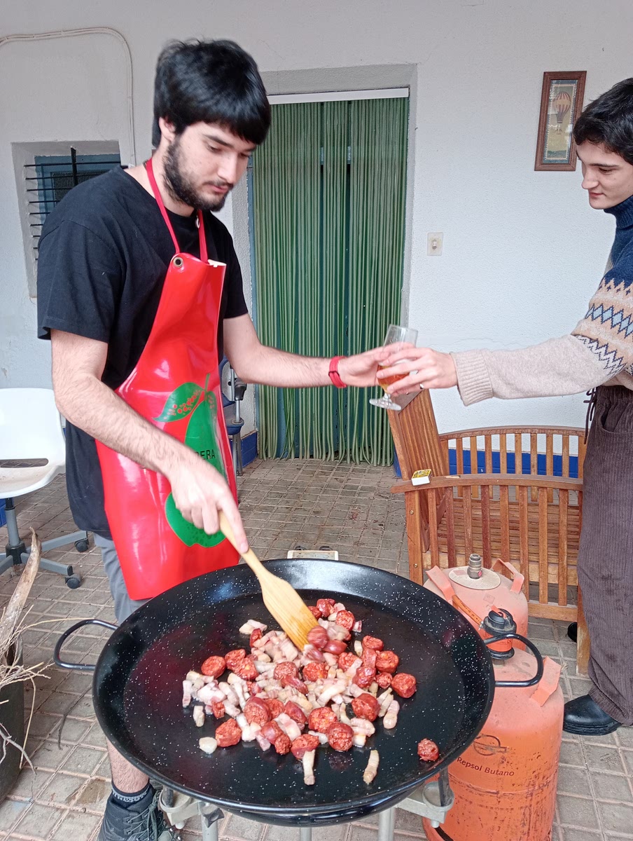 Cuando esté grasienta la sartén, tiramos el chorizo.