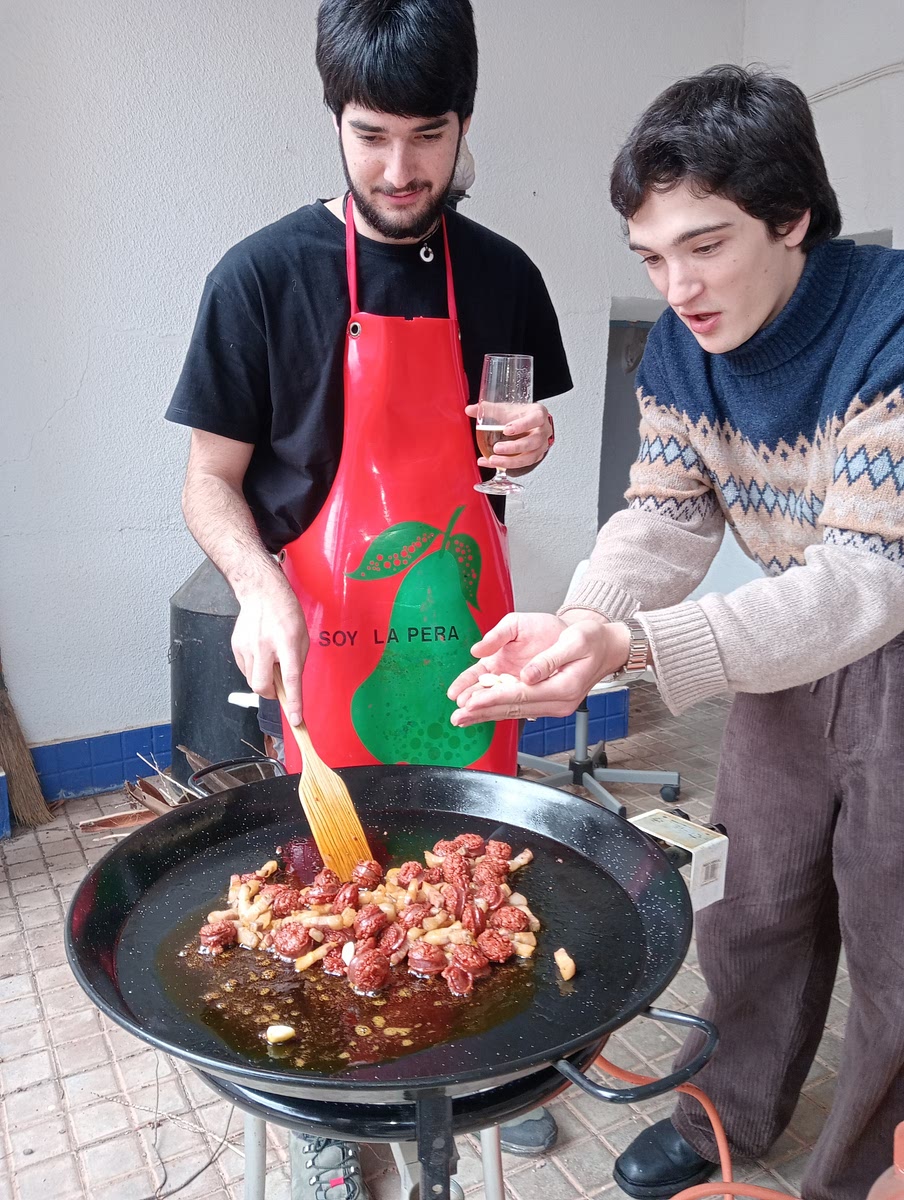 Echamos el ajo cuando el caldo está naranja.