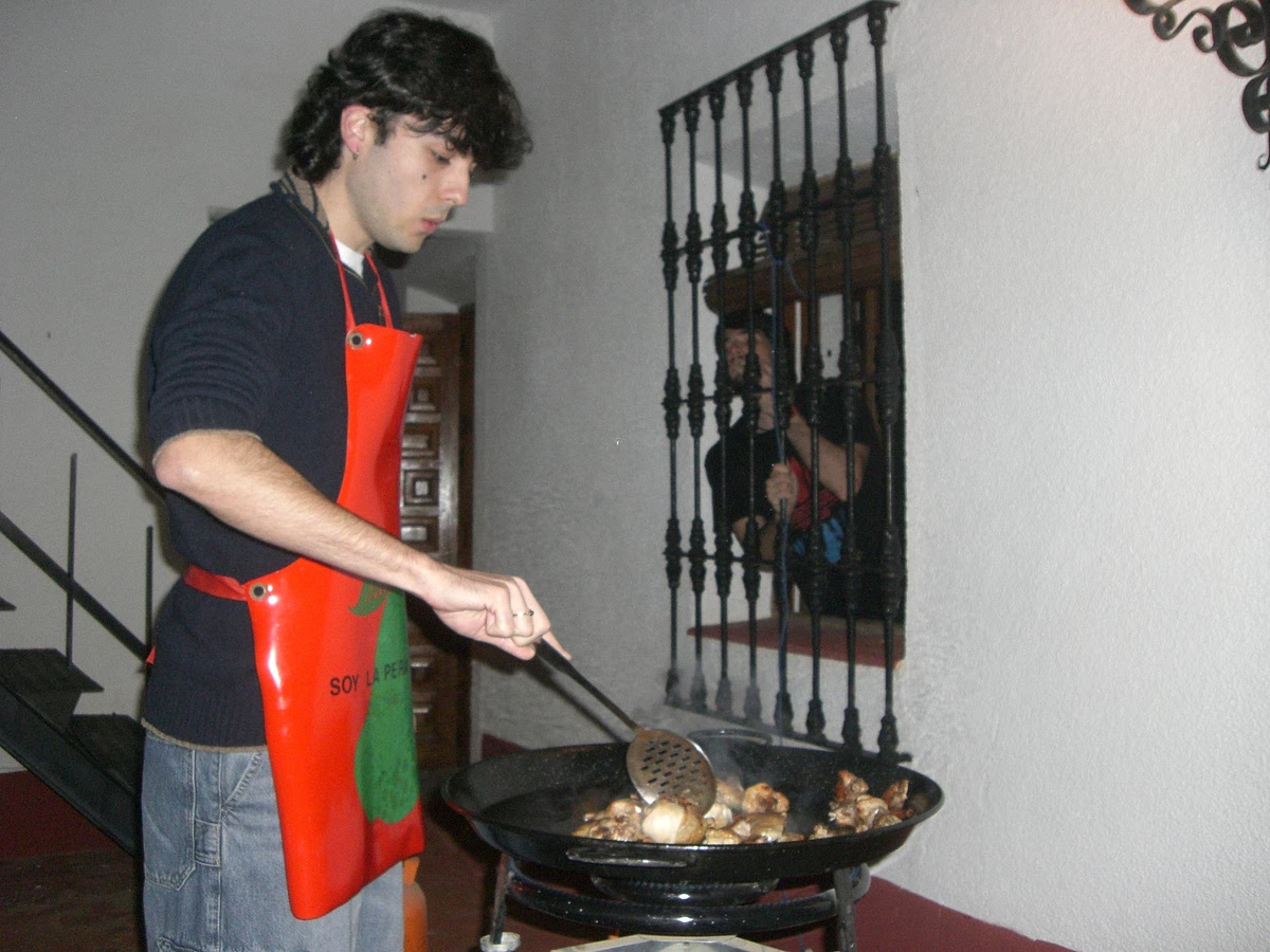 En abundante aceite (pero sin pasarse) ponemos a freír bien la carne (menos la cabeza y el hígado del conejo), que quede doradita y que coja todo sustancia. A unos 10 minutos de terminar de cocinar la carne añadimos la cabeza y a unos 4 el hígado.