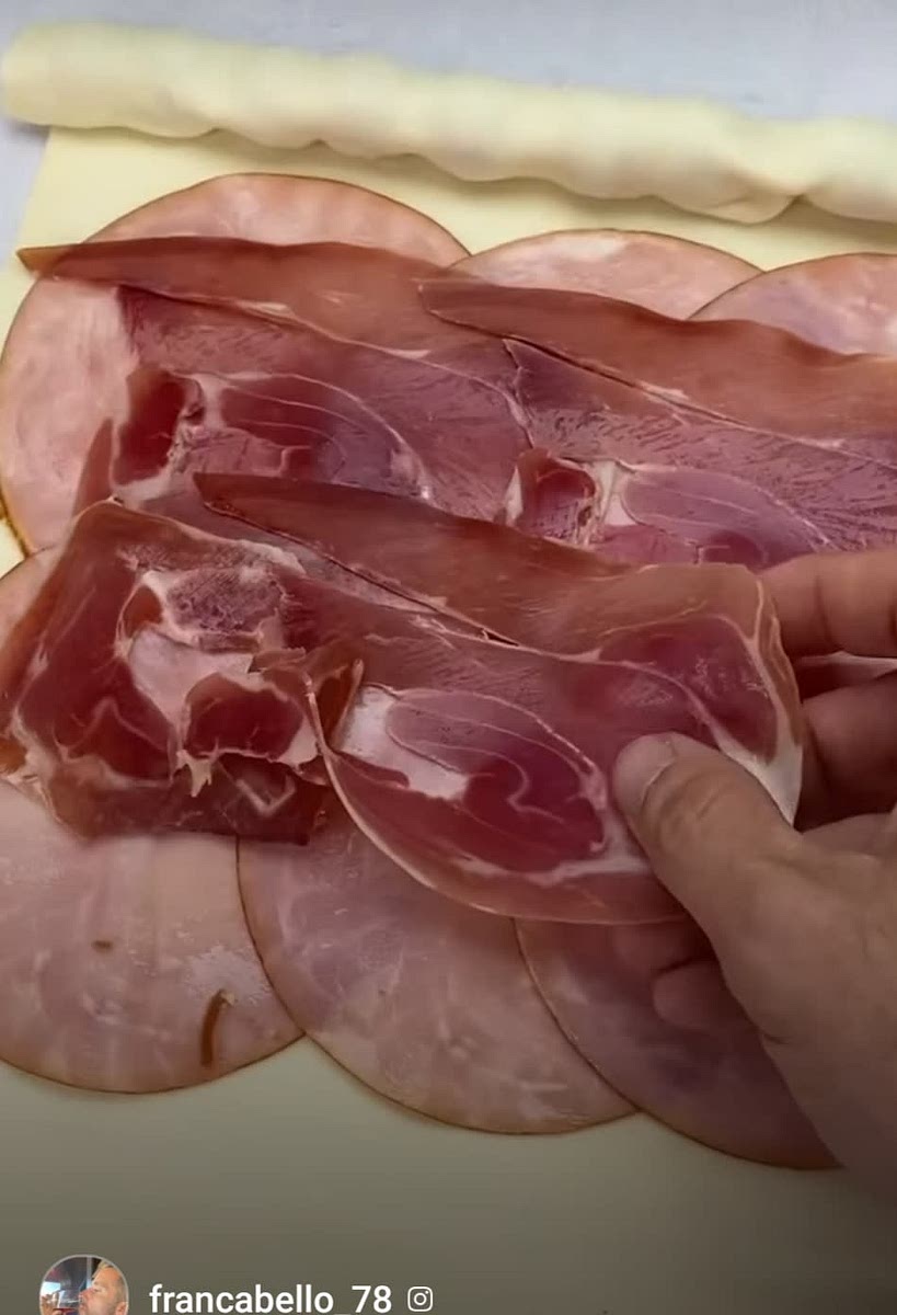 Colocar jamón York +serrano+queso.