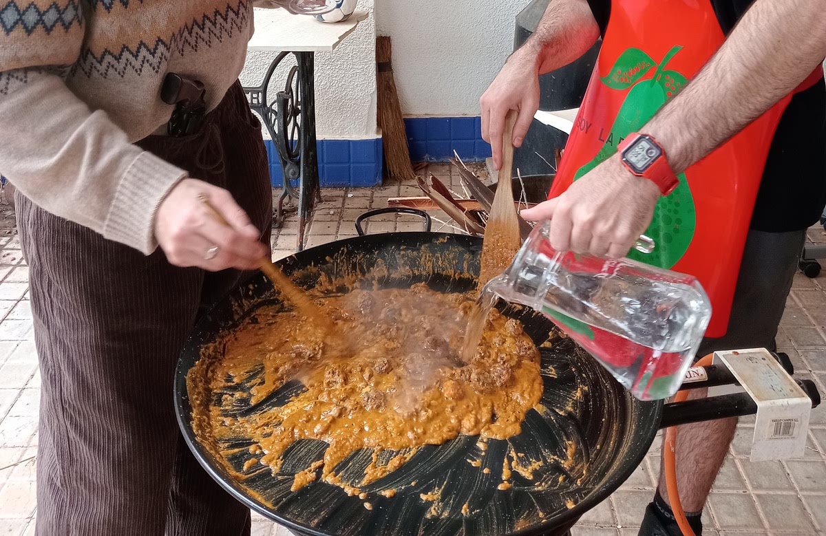 Toca echar el agua hasta que quede cremoso, al gusto y a comer.