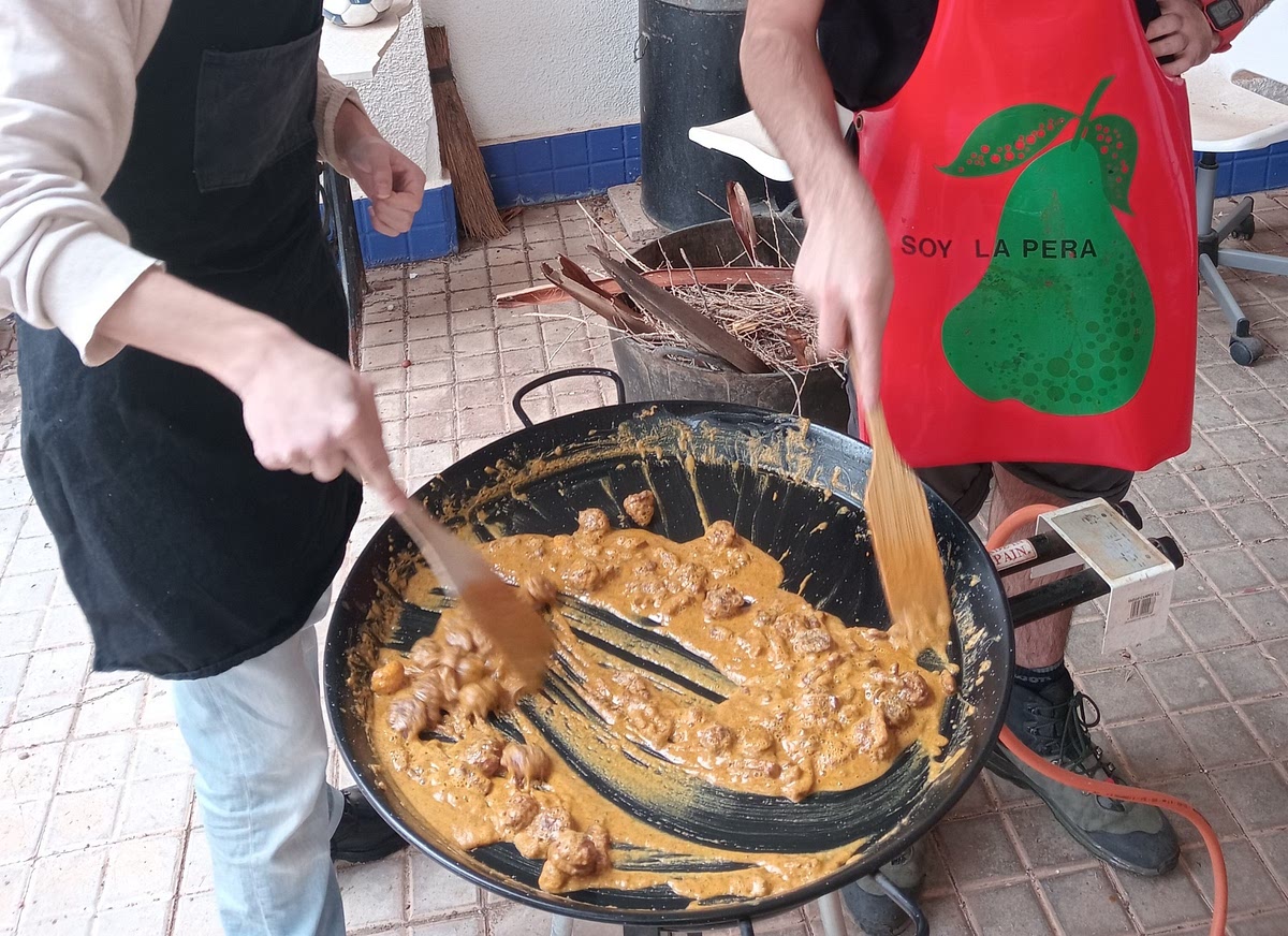 Removemos todo bien un ratillo, como siete minutos, hasta que quede una masa entre arenosa y cremosa.