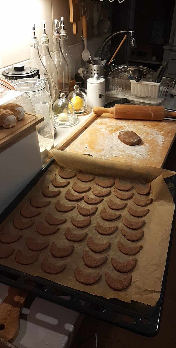 Z těsta vykrajujime půlměsíčky. Vekmi tenké. Pečeme v předem vyhřáté troubě na 180 °C asi 10 minut. Jakmile jsou hotové, to znamená, že na dotyk drží tvar ( nepropadají se), vytáhneme z trouby o necháme ještě chvíli na plechu dojít. Potom opatrně přendáme pomocí obracečky na vál nebo prkénko. Snadno se lámou. Necháme vychladnout.