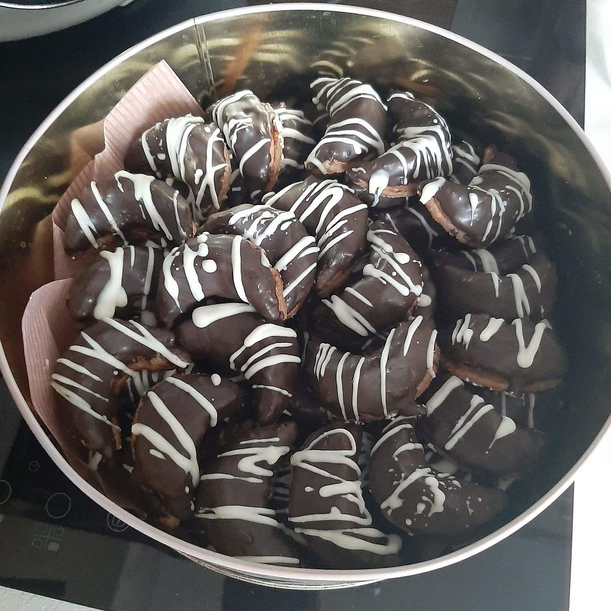 Hotové přílměsíčky dáme vychladit. Jakmile poleva ztuhne můžeme naskládat do dózy a dát do chladu.