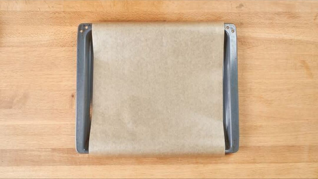 Leg dir dann schon einmal ein Backblech mit einem Bogen Backpapier bereit, so lassen sich deine Cookies nach dem Backen wieder gut vom Blech lösen.