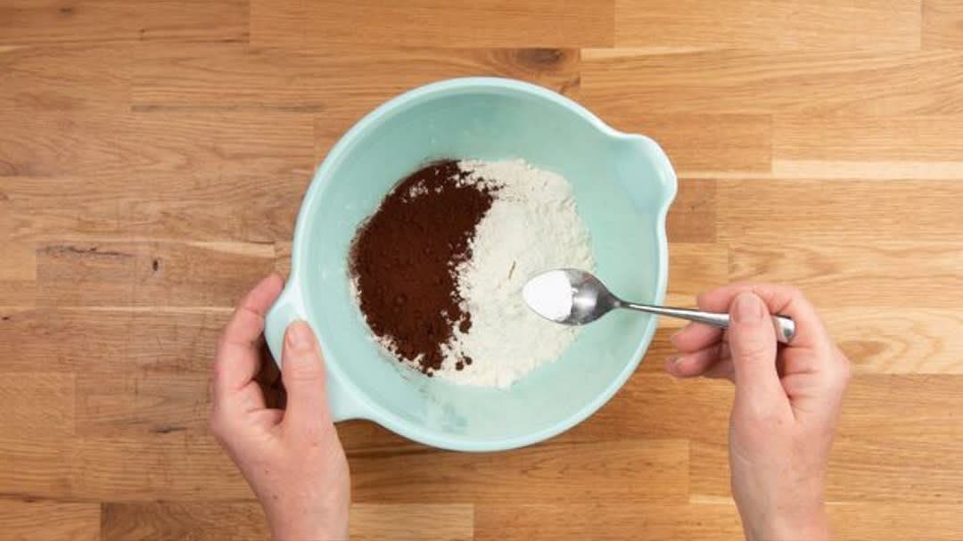 Für den Teig vermischst du nun 200 g Weizenmehl, 20 g Back-Kakao und 12 gestrichenen TL Backpulver in einer Rührschüssel.