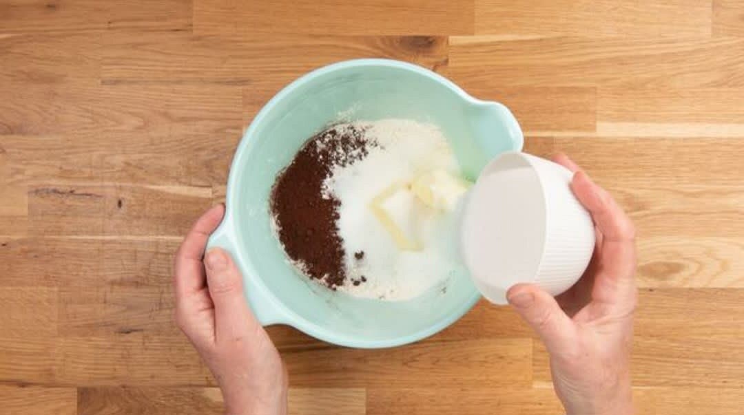 Hinzu gibst du 150 g Zucker, 1 Päckchen Vanillezucker und 150 g Butter (weich).