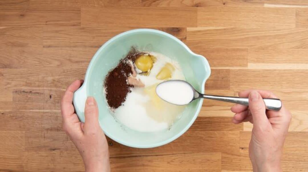 Danach kommen auch 1 Ei (Größe M), 2 EL Milch und 1 Prise Salz dazu.