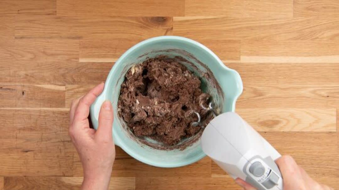 Vermenge anschließend alle Zutaten mit den Knethaken des Mixers zu einem einheitlichen Teig.