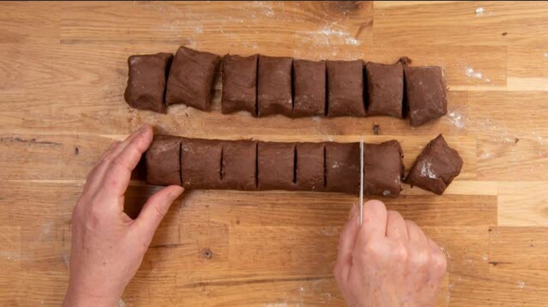 Jede Rolle schneidest du nun in 8 gleich große Stücke. Nimm dir auch hier wieder deine Teigkarte zur Hilfe.