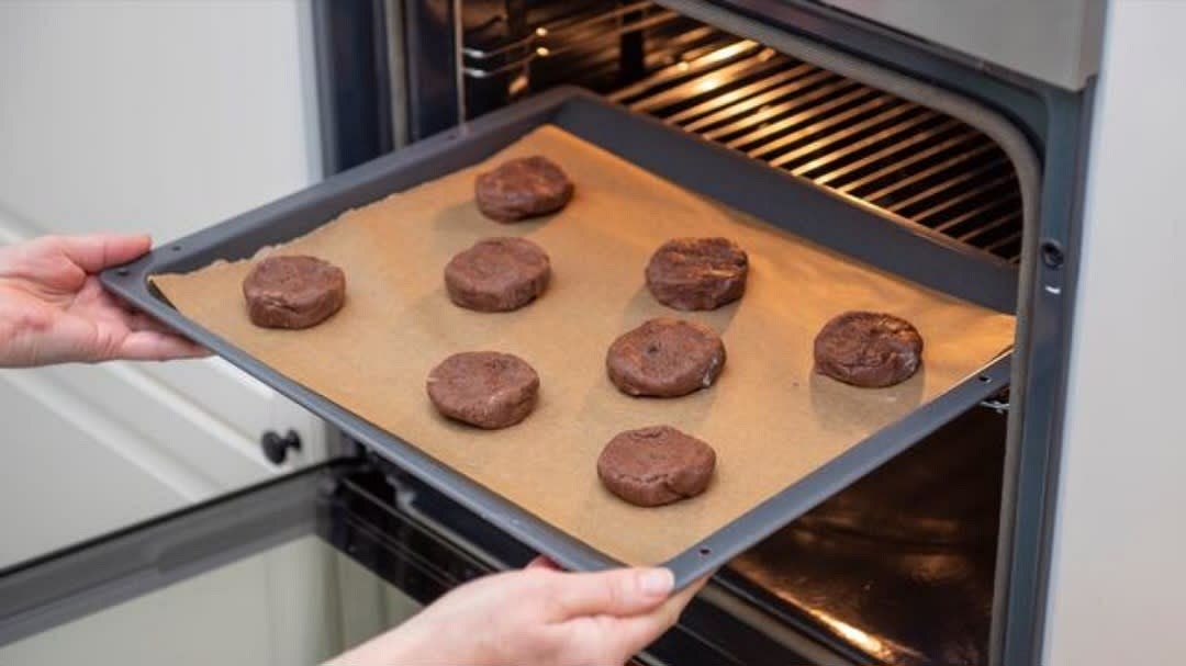 Und dann: Ab in den Ofen mit den Cookies. Dort müssen sie etwa 15 min. backen. Am besten werden sie, wenn du das Blech in der Mitte deines Ofens platzierst.