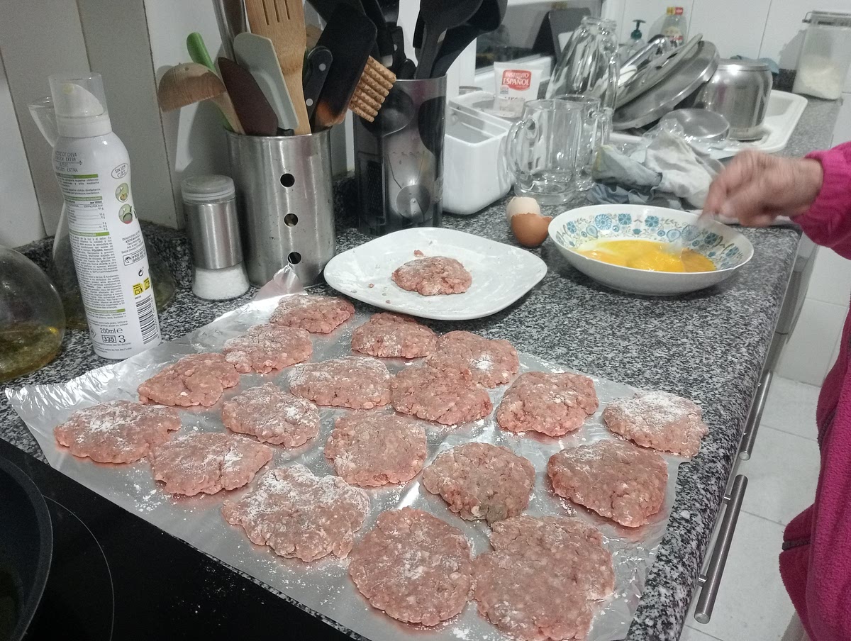 Cogemos pelotillas de la masa y hacemos la forma del filete en nuestras manos, la pasamos por la harina y las vamos poniendo en una bandeja.
