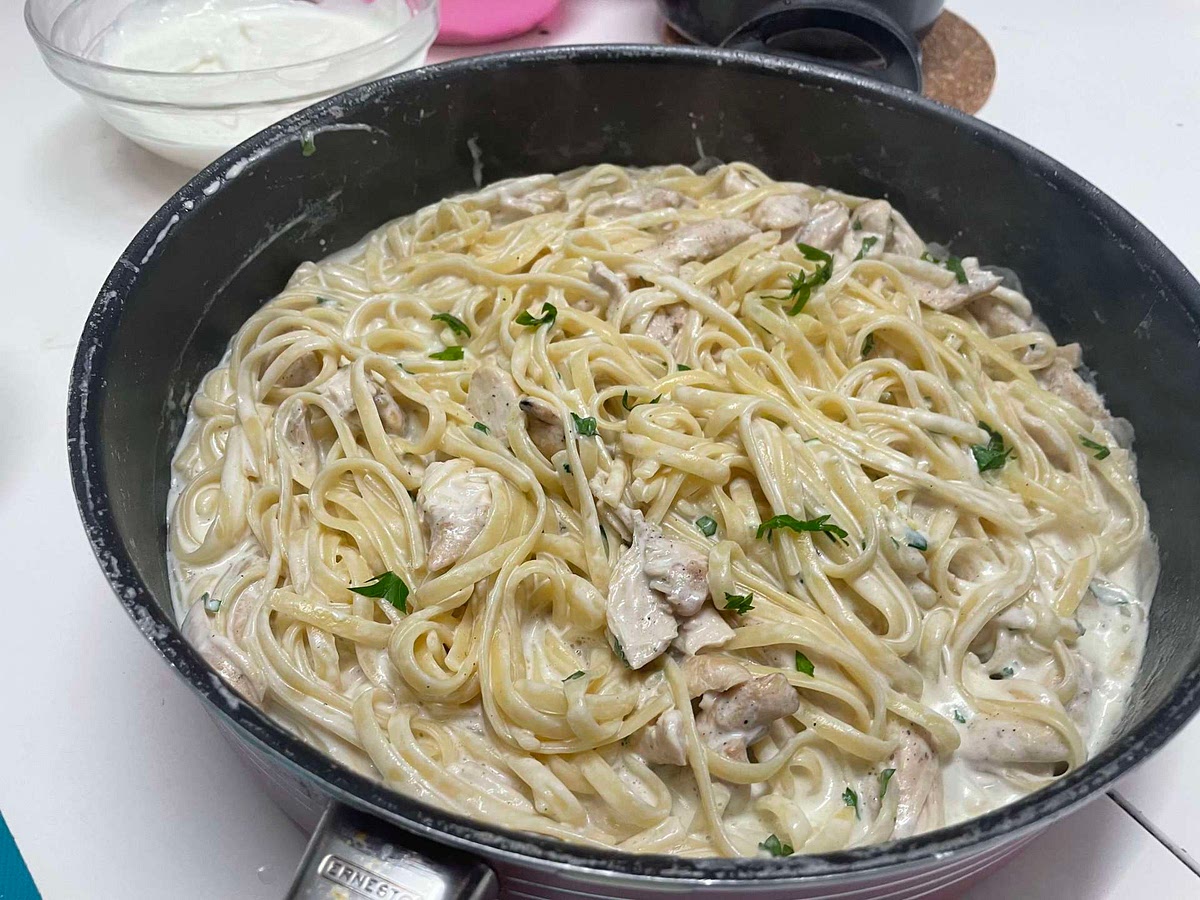 Boil pasta for 20-25 mins
Strain
Season chicken with salt&pepper
Cook chicken fully with drizzle of olive oil
Add to bowl when done Add to pan olive oil, onion, garlic
Cook until translucent
Add cooking cream and chicken broth Let cook for 8 mins
Add parsley and chicken and mix
Add pasta& let cook for 10 mins on low heat
Serve!!