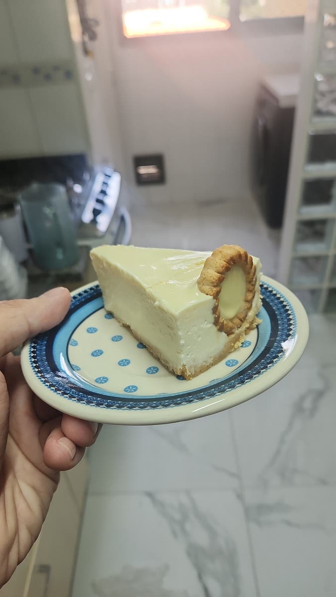 Se tiver congelado é mais fácil de retirar da forma sem maiores problemas e o creme de limão fica com textura de sorvete de limão.