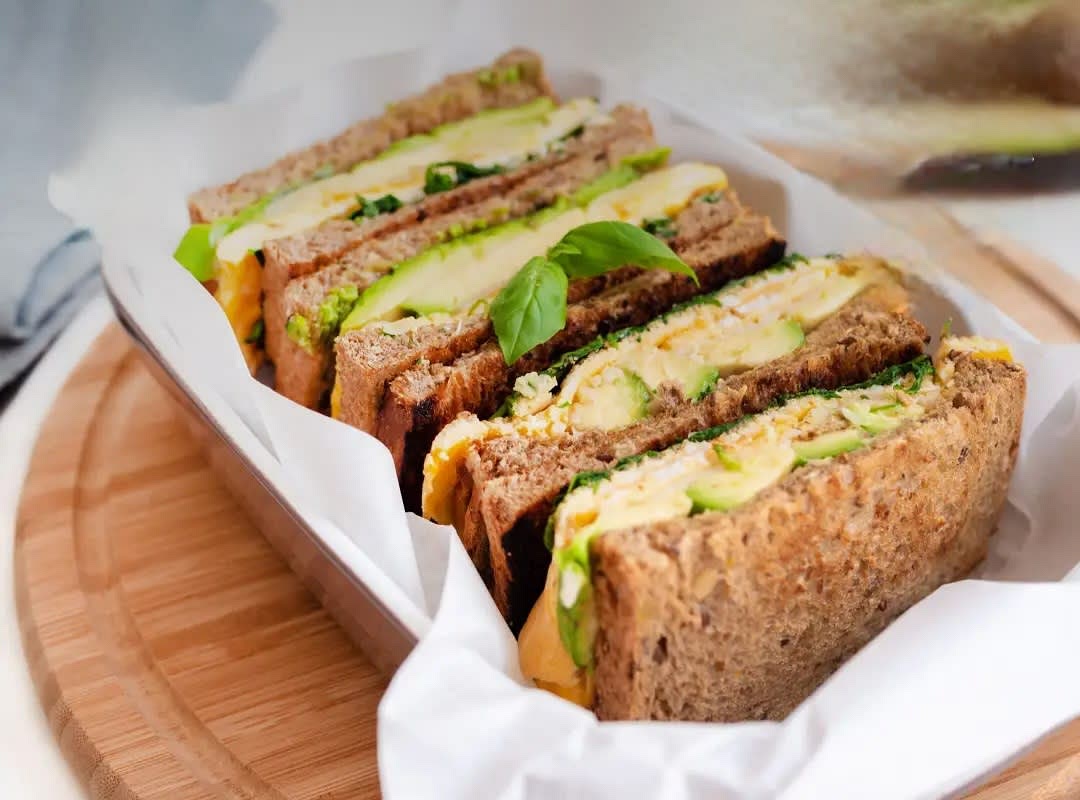Zu Beginn die Toastbrotscheiben toasten oder in einer Pfanne rösten.