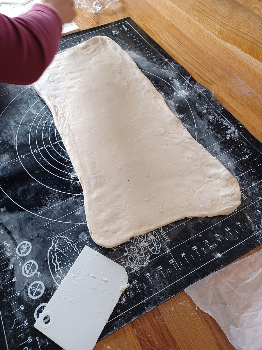Jour 2 Feuilletage :
PrĂ©parer le beurre (200g) en une plaque carrĂ©e. Pour le rĂ©aliser facilement, placer le beurre entre deux feuilles de papier cuisson ou dans du film alimentaire et taper avec le rouleau Ă pĂątisserie, puis Ă©taler en faisant rouler le rouleau. Essayer de garder un aspect rectiligne proche du carrĂ© (aux environs de 15 Ă 20cm de cĂŽtĂ©). Sortir le pĂąton du frigo. LâĂ©taler au rouleau pour en faire un rectangle avec un cĂŽtĂ© qui fait deux fois la taille dâun cĂŽtĂ© du beurreâŠ