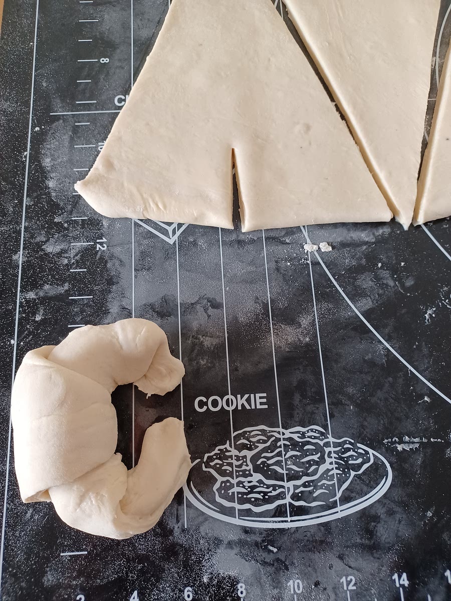 Cuisson : PrĂ©chauffer le four Ă 180°C. Dorer les croissants en utilisant un jaune dâĆuf diluĂ© Ă 50% dâeau. Mettre le lĂšchefrite dans le four (en bas du four). Au moment dâenfourner verser de lâeau trĂšs chaude dans le lĂšchefrite pour faire de la vapeur et garder cette eau tout le long de la cuisson. Cuisson pendant 25-30 minutes Ă 180°C AprĂšs il faut parvenir Ă les laisser refroidir⊠Ils sont trĂšs bons le lendemain.
