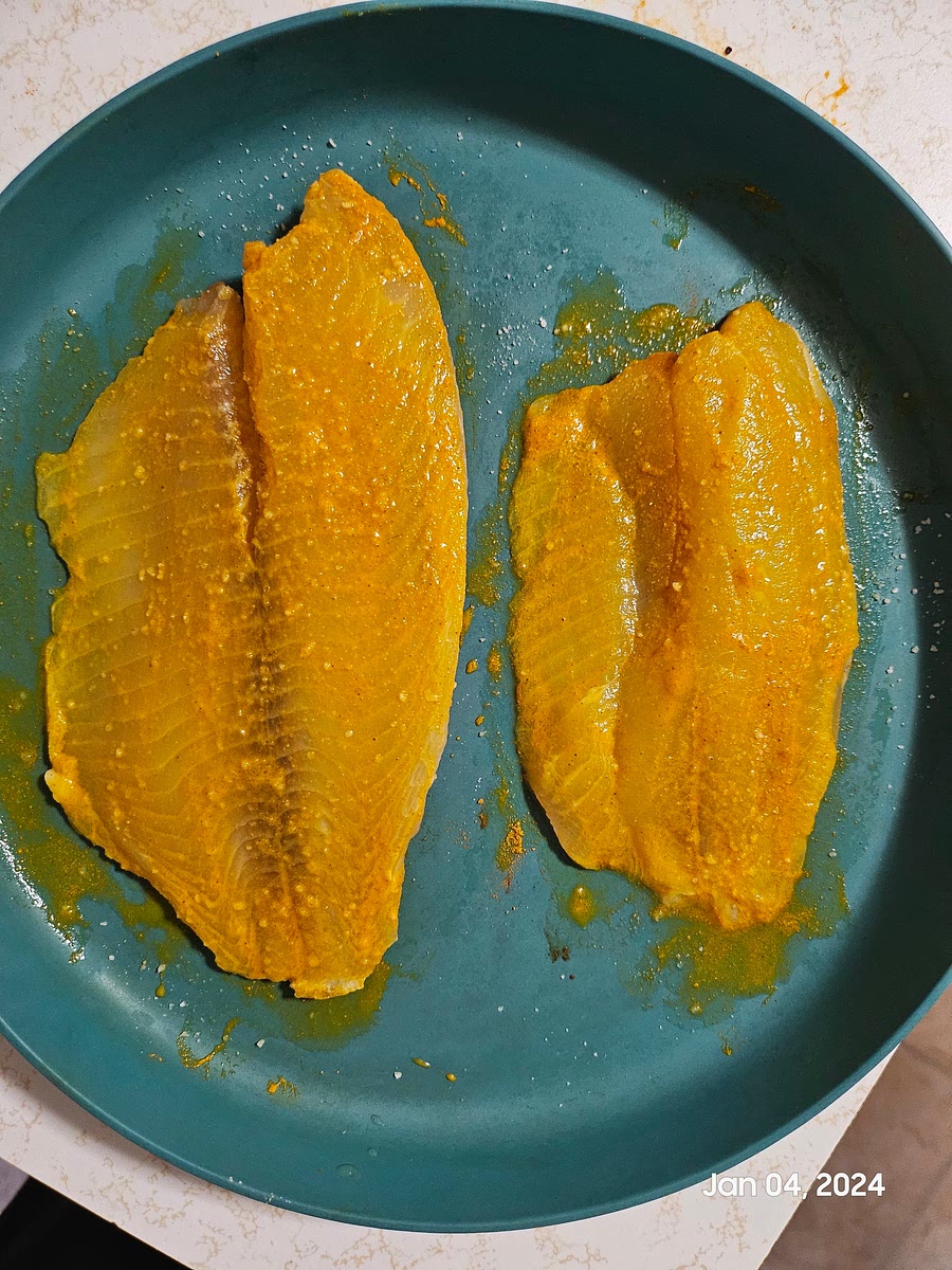 Coat the fish pieces worth lemon juice, turmeric, and salt on both sides. Keep aside.