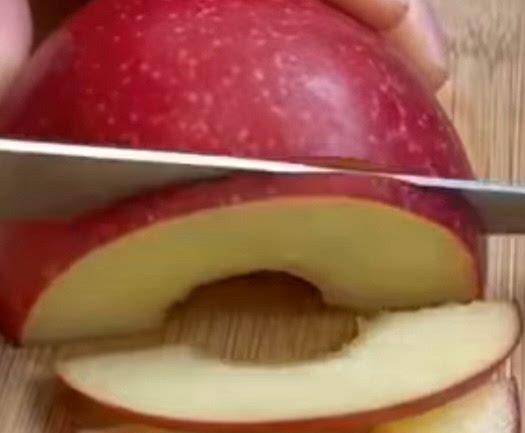 Laver les pommes. Ne pas les éplucher. Couper les en 2 dans le sens de la hauteur. Enlever le centre, trogon et pépins. Couper les en fines lamelles.