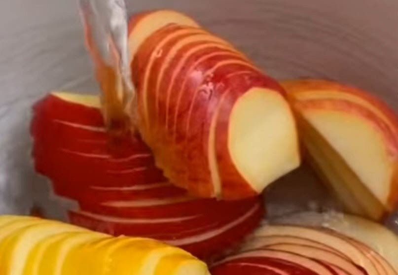 Dans une casserole, faites bouillir à feu moyen, un peu d'eau et le jus du citron. Verser les pommes dedans et laissez 3 minutes, juste le temps qu'elles ramolissent. Égouttez et laissez les refroidir.